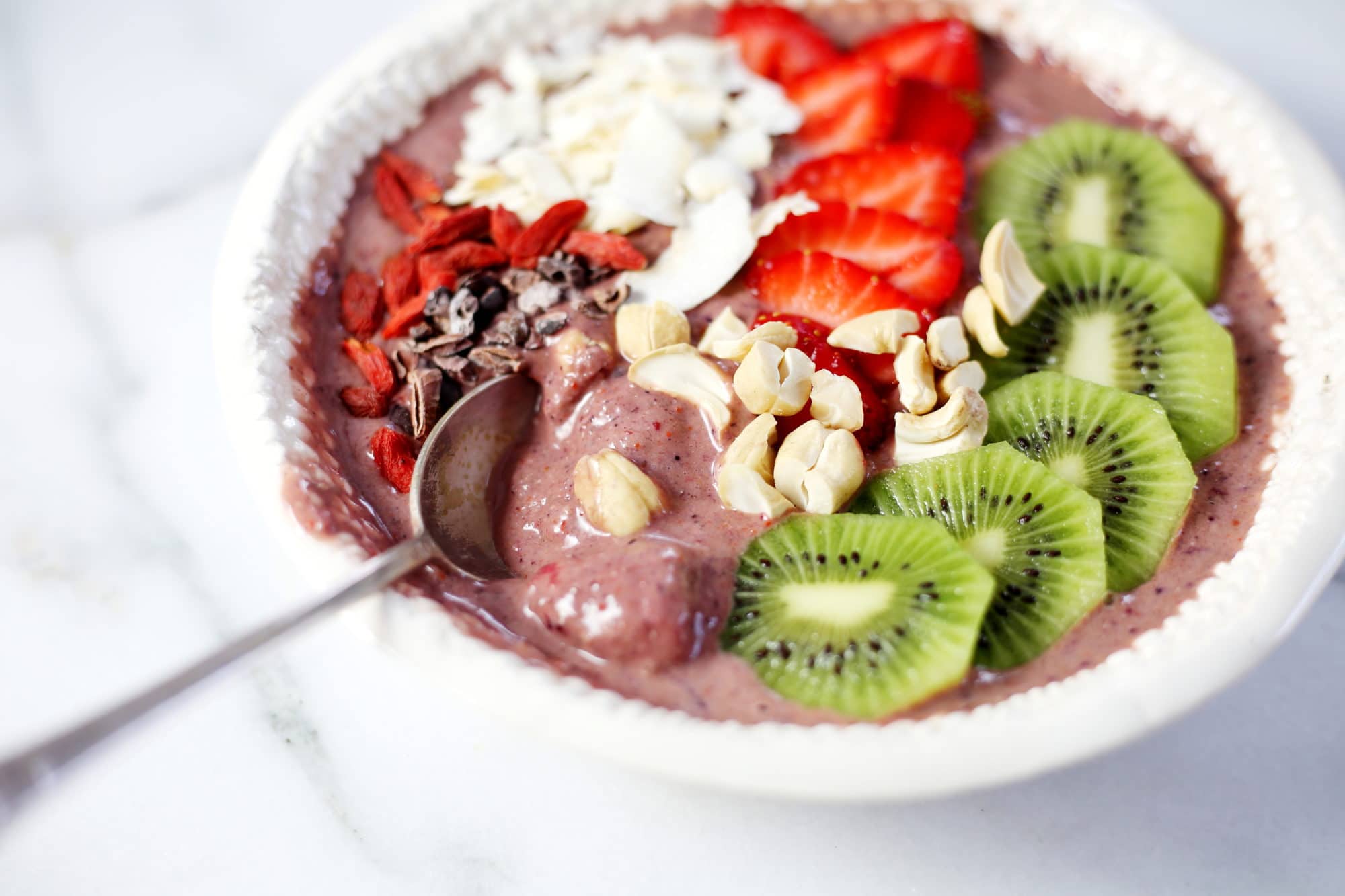 Superfood berry smoothie bowl 