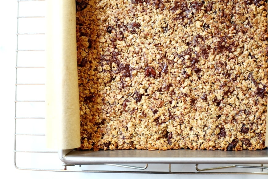 These healthy chocolate chunk gluten free granola bars are perfect make-ahead snacks!