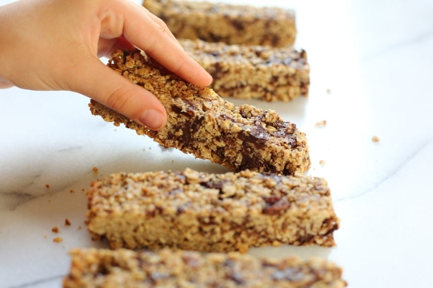 These healthy chocolate chunk gluten free granola bars are perfect make-ahead snacks!