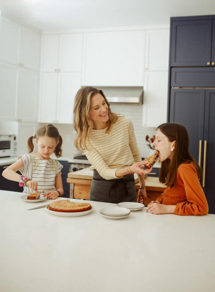 Nicki Sizemore in her kitchen with her daughters. 