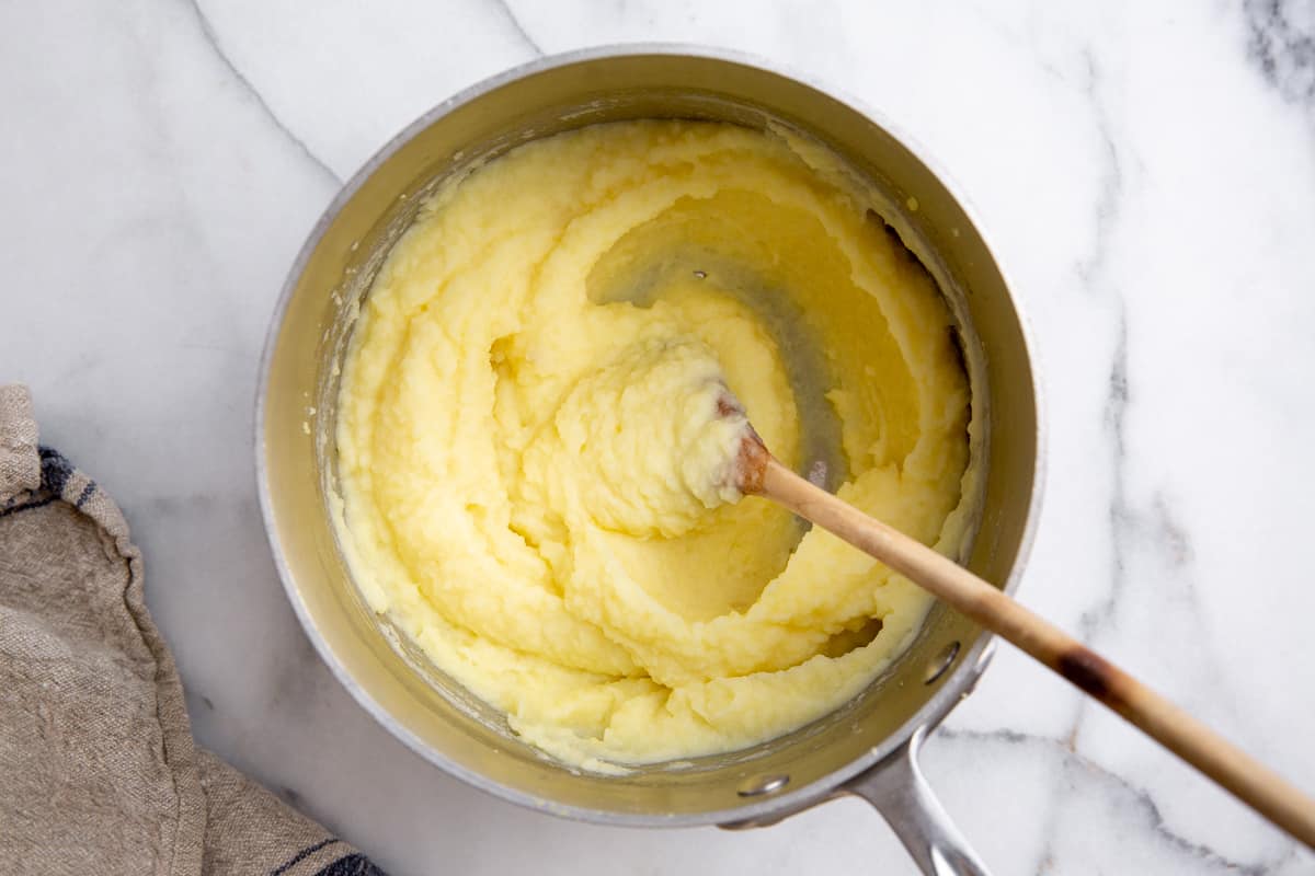 The pomme puree in a pot.