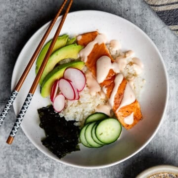 Spicy salmon rice bowl with creamy sriracha sauce.