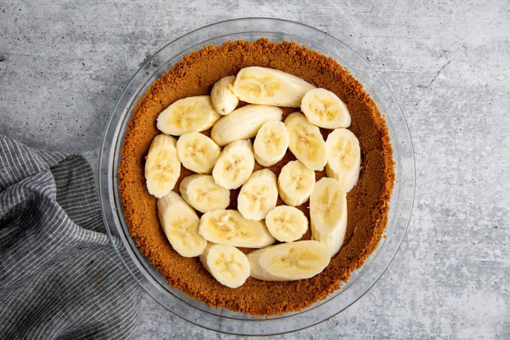 a crust topped with fresh banana slices