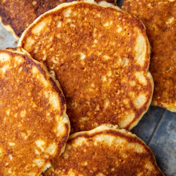 Five gluten-free corn cakes on a back surface.