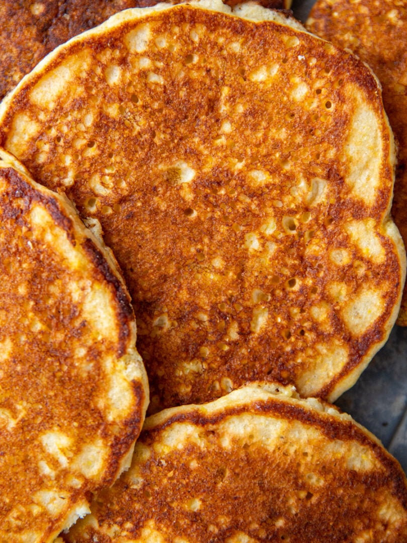 Five gluten-free corn cakes on a back surface.