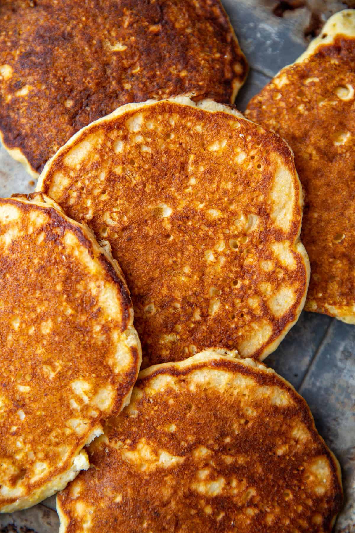 Five gluten-free corn cakes on a back surface.